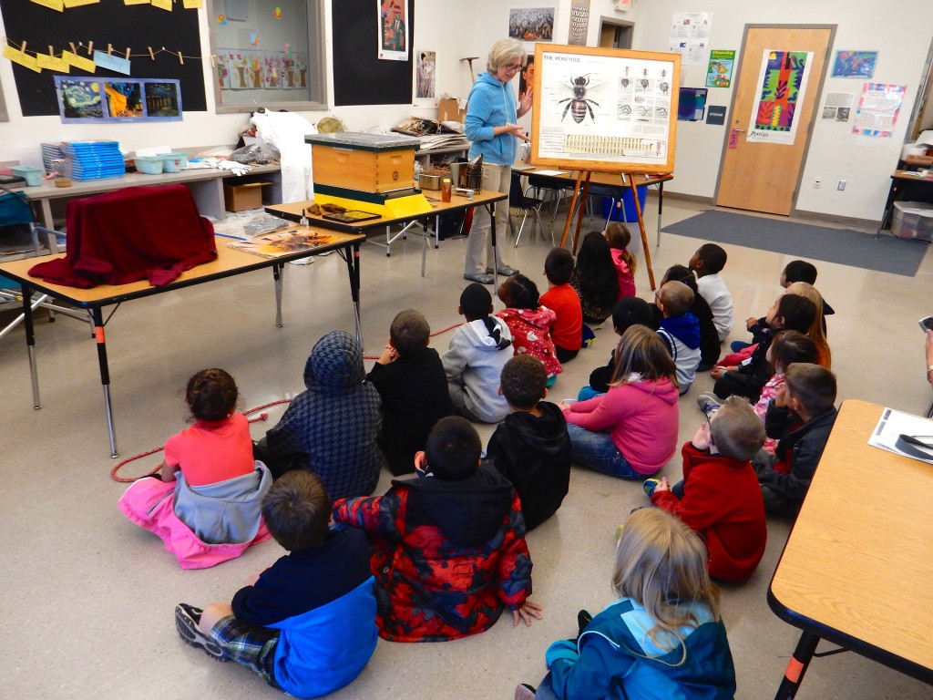 Cynthia introduces the kids to some basic honey bee anatomy.